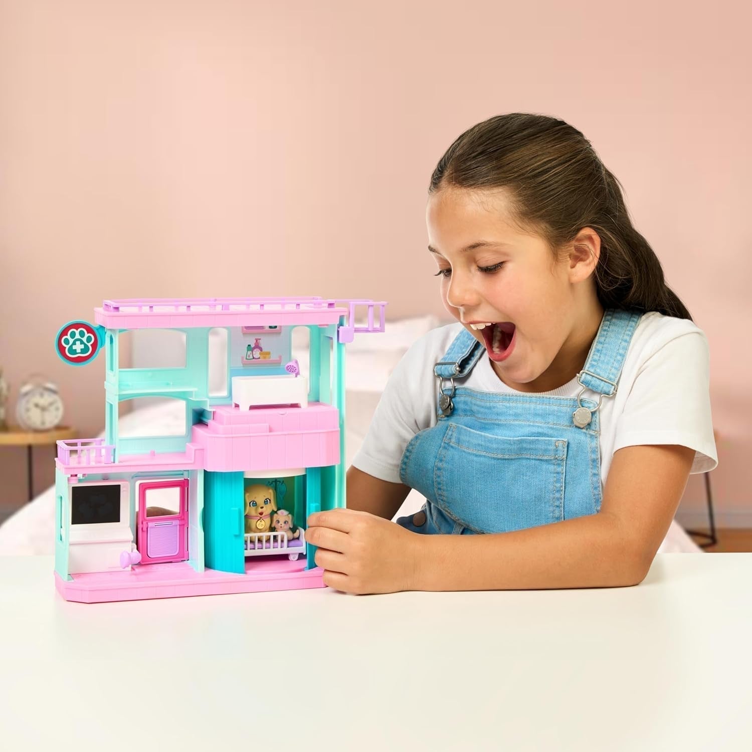 Little Live Pets Mama Surprise Families Baby Clinic lekset, 3 retrievervalpar ingår, Magic, dubbelsidigt lekset (27,8 cm B, 23,8 cm H). Mata, bada och leka, present till barn Actionfigurer Naty Shop