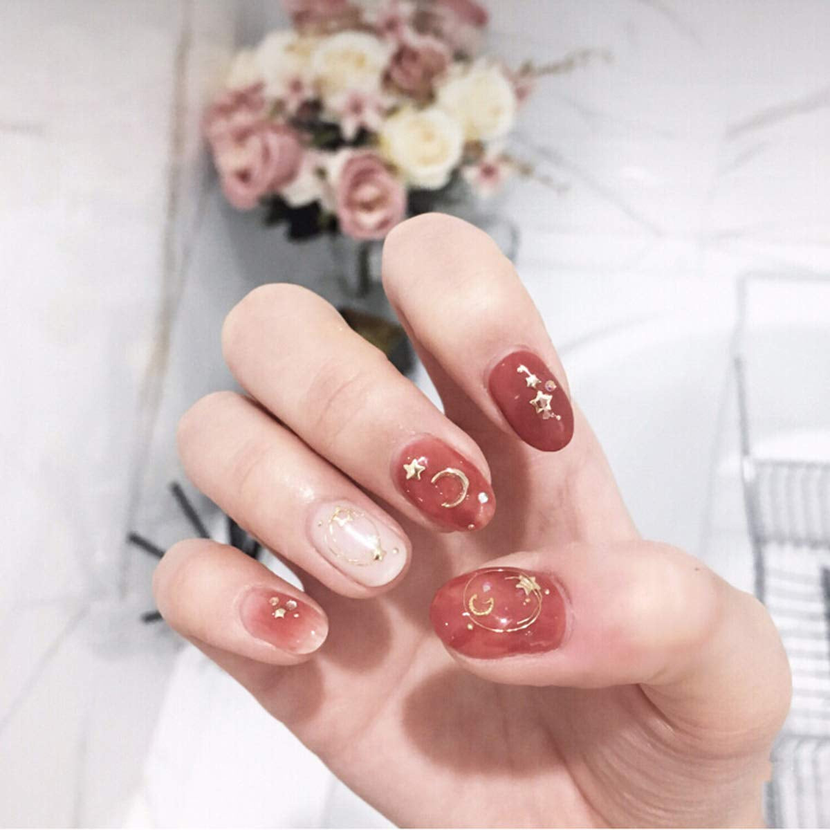 4 lådor Nagel Art Strass, 3D Nagel Art Decorations, Mix Größe Nagel Perlen Glitter Strass Guld Metall Hohlniet Nagelkunst Stern Mond Sonne Nagel Zubehör Für DIY Nageldesign