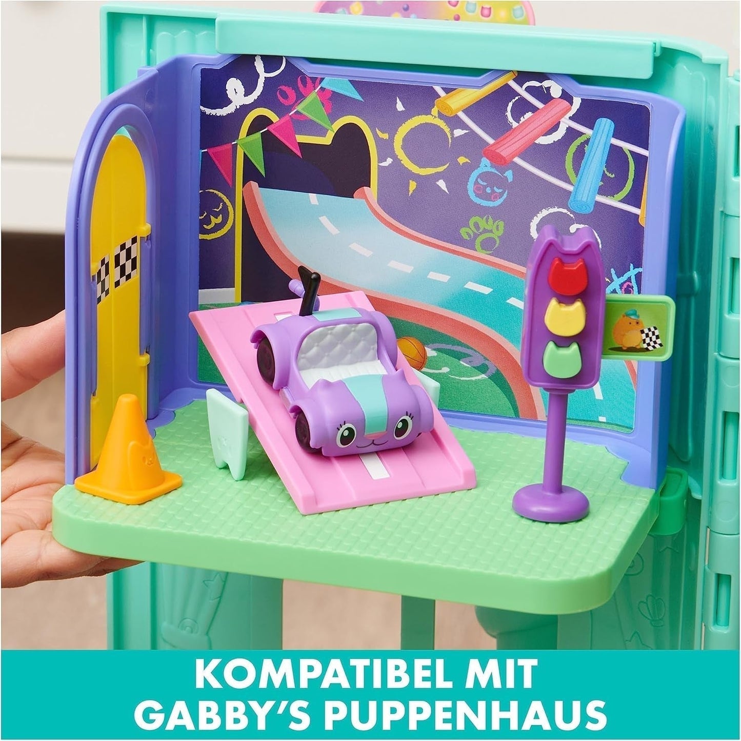 Gabby's Dollhouse Deluxe-rum, Purr-Ific-lekrum, lekrum med Carlita-leksaksbil, 2 möbler och 2 överraskningslådor med tillbehör, lämplig för åldrarna 3+ Naty Shop Dollhouses
