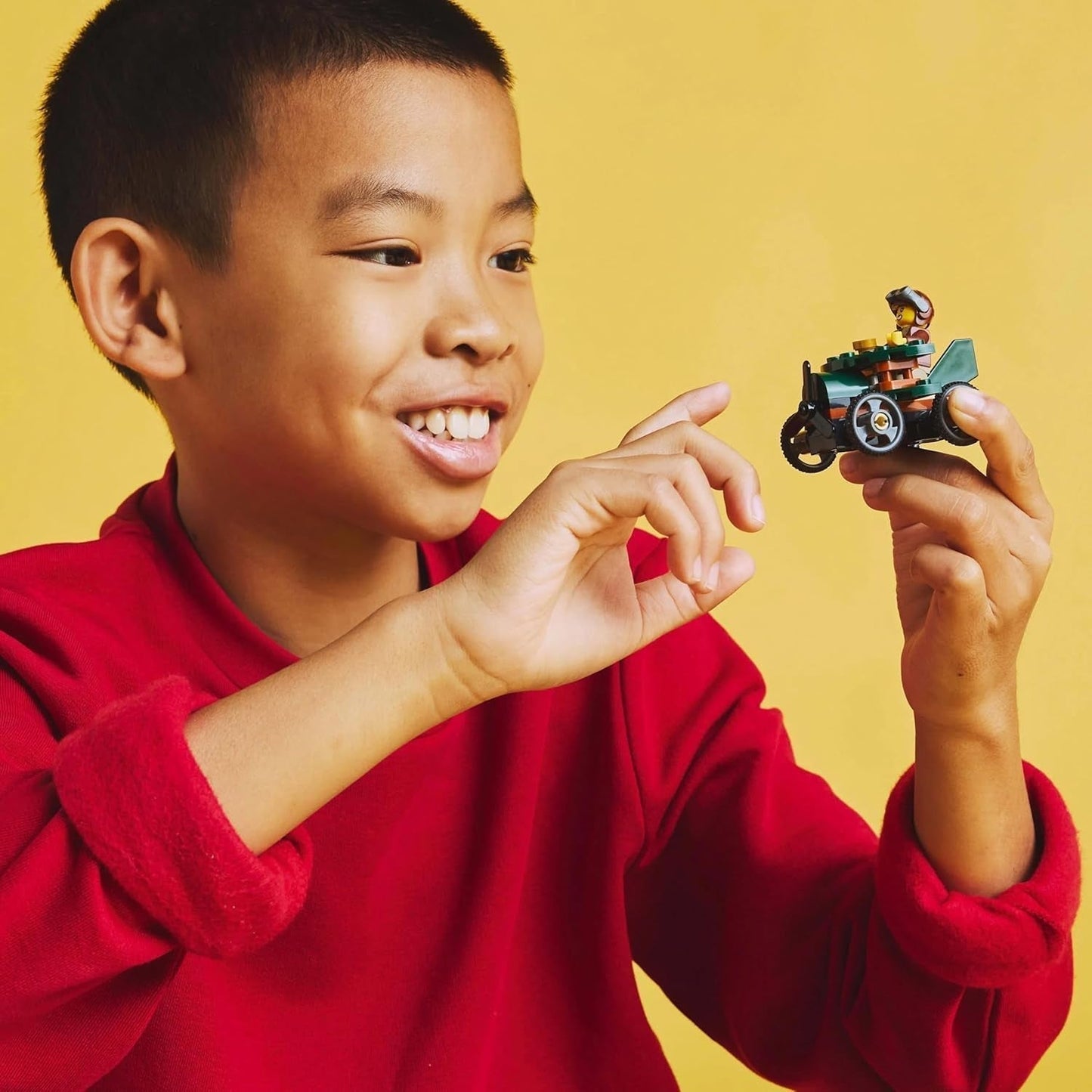 LEGO City Airplane vs. Sjukhussäng Race Car Set - Tvållåda leksak för pojkar och flickor från 5 år - Byggset med 2 minifigurer - Födelsedags- och semesterpresent 60459 Byggset Besuche den LEGO-Store