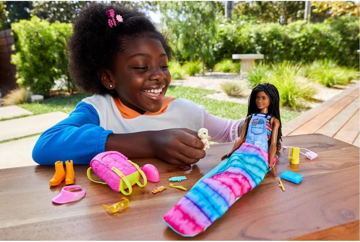 Barbie HDF74 Twin Pack Doll! Brooklyn Camping Doll (brunett med flätade pigtails, ca 29cm) med valp, ryggsäck, sovsäck, 10 campingtillbehör, present till barn från 3 år och uppåt