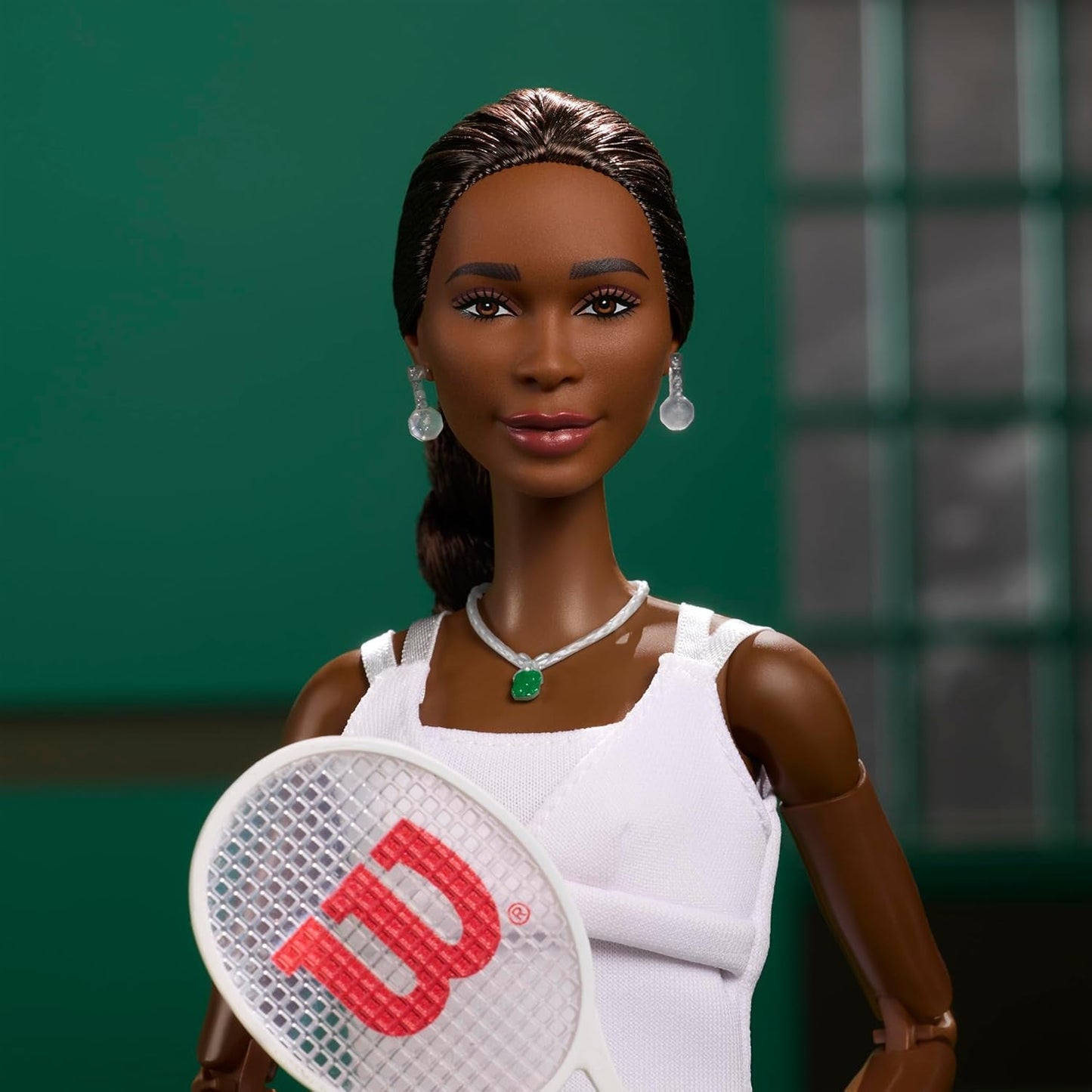 Barbie Inspiring Women Series Venus Williams modedocka med signerad uniform och tennisracket inklusive presentationslåda HRM49