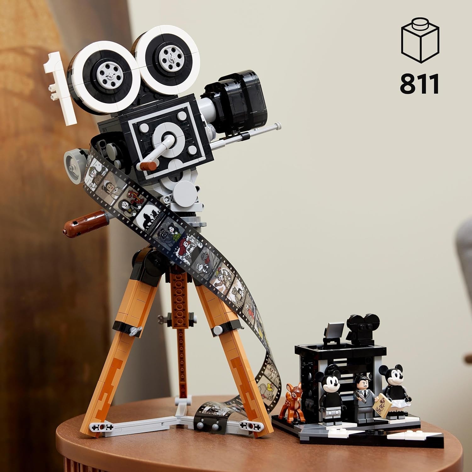 LEGO | Disney Camera - Tribute to Walt Disney, Set för vuxna med Musse Pigg och Minnie Mouse minifigurer, Bambi och Dumbo figurer, Present för kvinnor, män och fans, Utställning 43230 Byggset Besuche den LEGO-Store