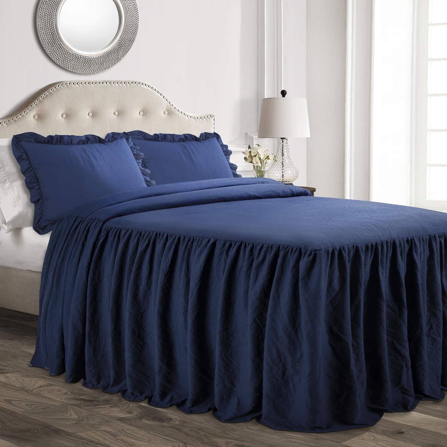 Lush Decor Volanger Kjol Sängkläder Set 3 delar Lyx Farmhouse Sängkläder Set Elegant charmig volanger detalj Tidlös stil och klassisk design Mjuk och lätt King Size Lush Decor sängar och täcken Marinblå King