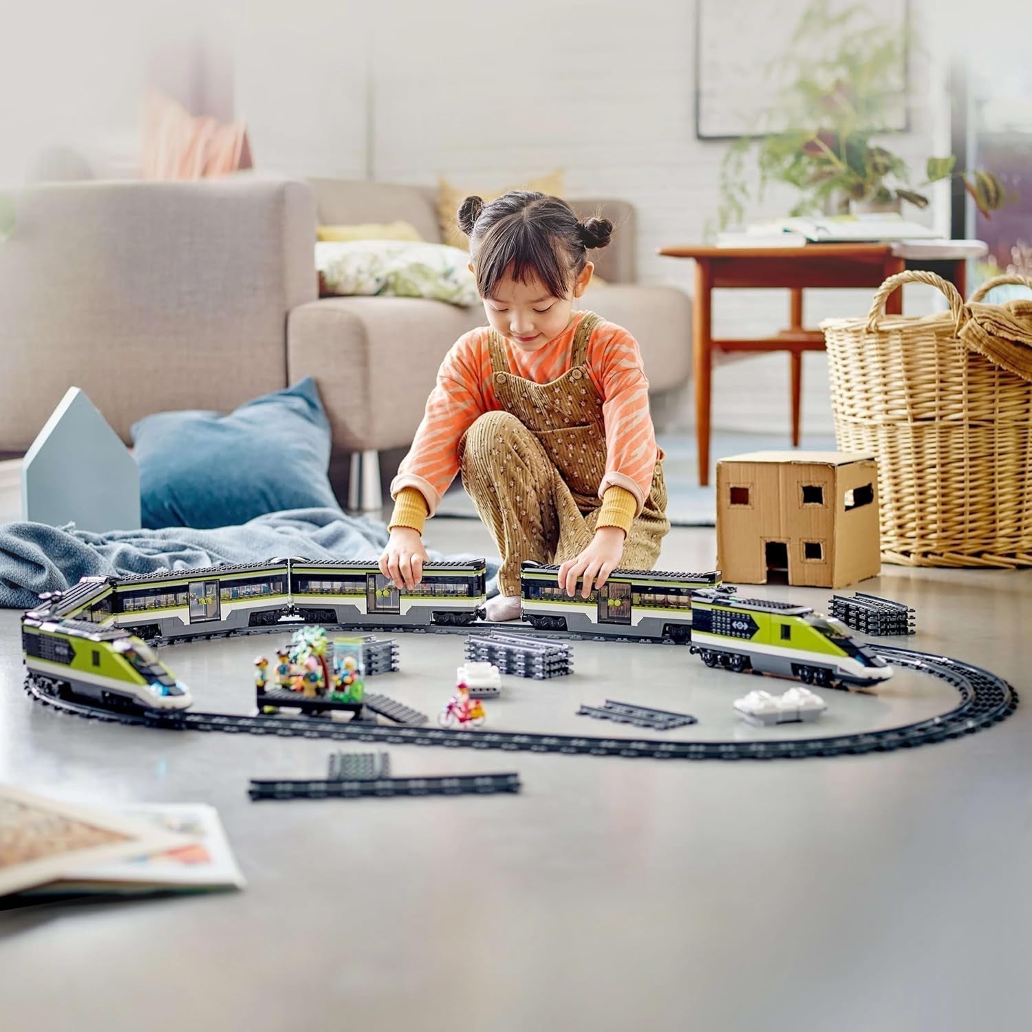 LEGO City Passenger Express Train, fjärrstyrt tågset, järnvägsleksak med strålkastare, 2 vagnar och 24 spårelement, present till barn, pojkar och flickor 60337 Byggset Besuche den LEGO-Store