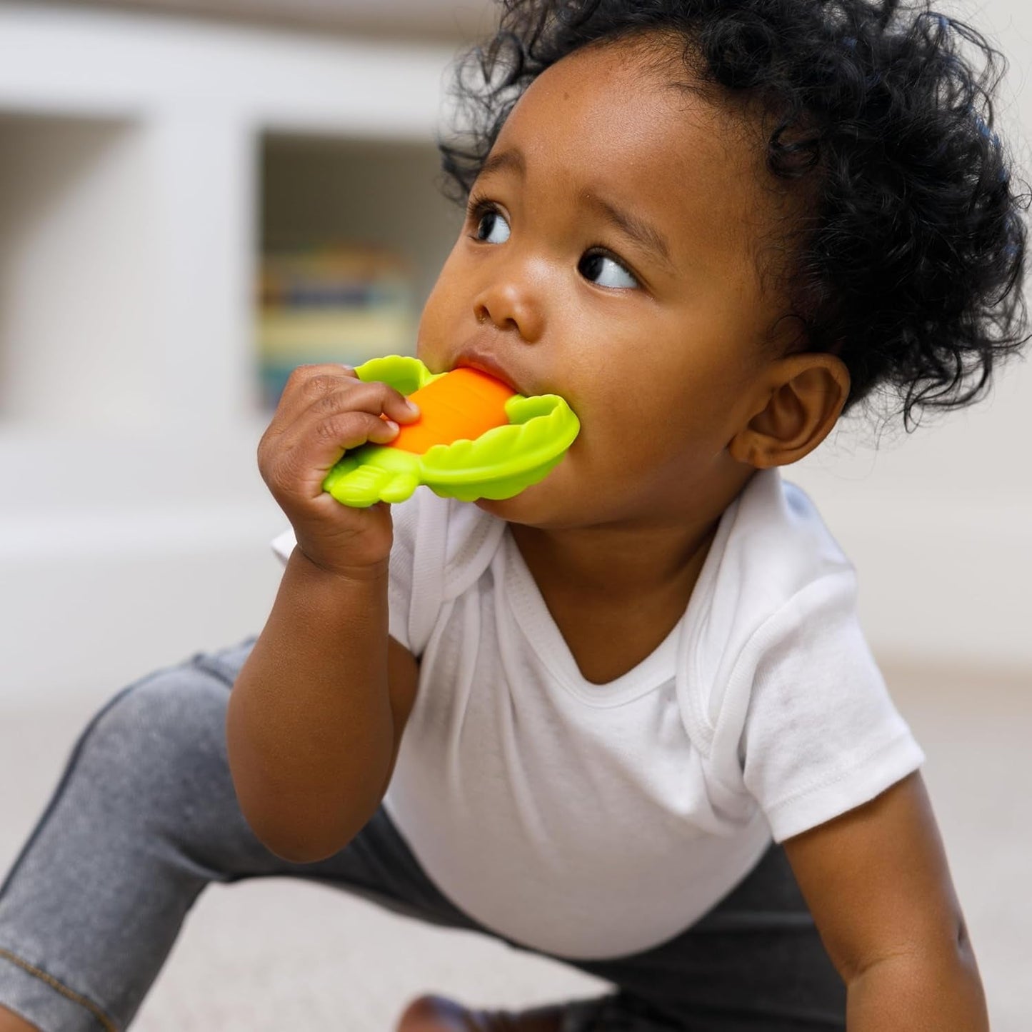 Infantino Lil' Nibbles, texturerad silikonbitring, BPA-fri babybitringleksak, mjuk, lätt att hålla, sensorisk stimulering för spädbarn, morot