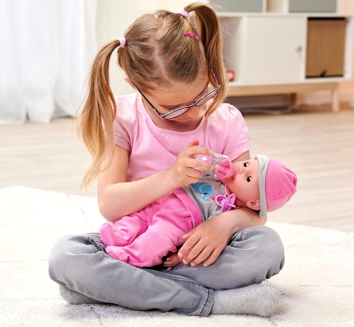 Simba 105140066 - Laura Interaktiv, mjuk docka med sömniga ögon, babblar vid rörelse, dricker ur flaska och sover, 40cm, docka från 2 år Naty Shop Dolls