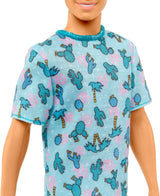 Barbie Ken Fashionistas Doll - T-shirt med kaktus och palmtryck, vita shorts och sneakers, perfekt för äventyr med vänner och promenader runt staden, för barn från 3 år och uppåt, HJT10 Naty Shop Dolls