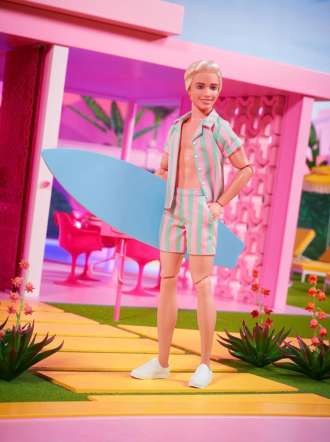 Barbie the Movie - Dockfilmsfans, Ken Doll, Samlardocka med surfbräda och sneakers, rörlig kropp, platinablont hår, lämplig som present till 3 år gamla barn, HPJ97 Naty Shop Dolls