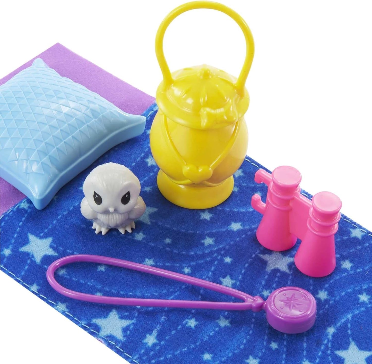 Barbie Chelsea-serien, Chelsea Doll Camping med blont hår, Husdjursuggla, Sovsäck, Kudde, Ficklampa, Kikare, Campingtillbehör, Barnpresent, Leksak för 3 år och uppåt, HDF77