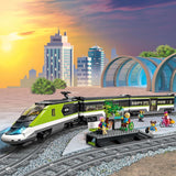 LEGO City Passenger Express Train, fjärrstyrt tågset, järnvägsleksak med strålkastare, 2 vagnar och 24 spårelement, present till barn, pojkar och flickor 60337 Byggset Besuche den LEGO-Store