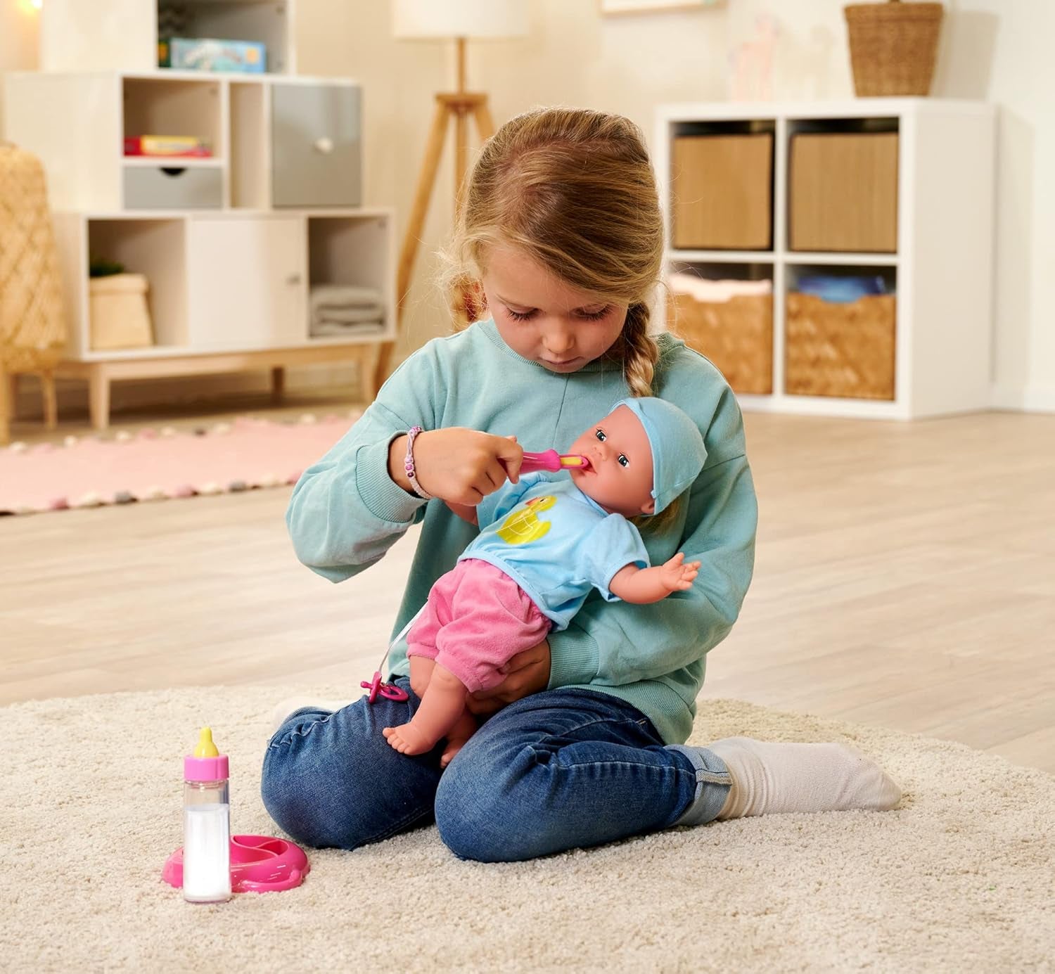Simba 105010964 - Laura Hungry soft body docka med skyltdocka, trollsked, flaska med försvinnande innehåll och tallrik, 38cm, docka från 2 år Naty Shop Dolls