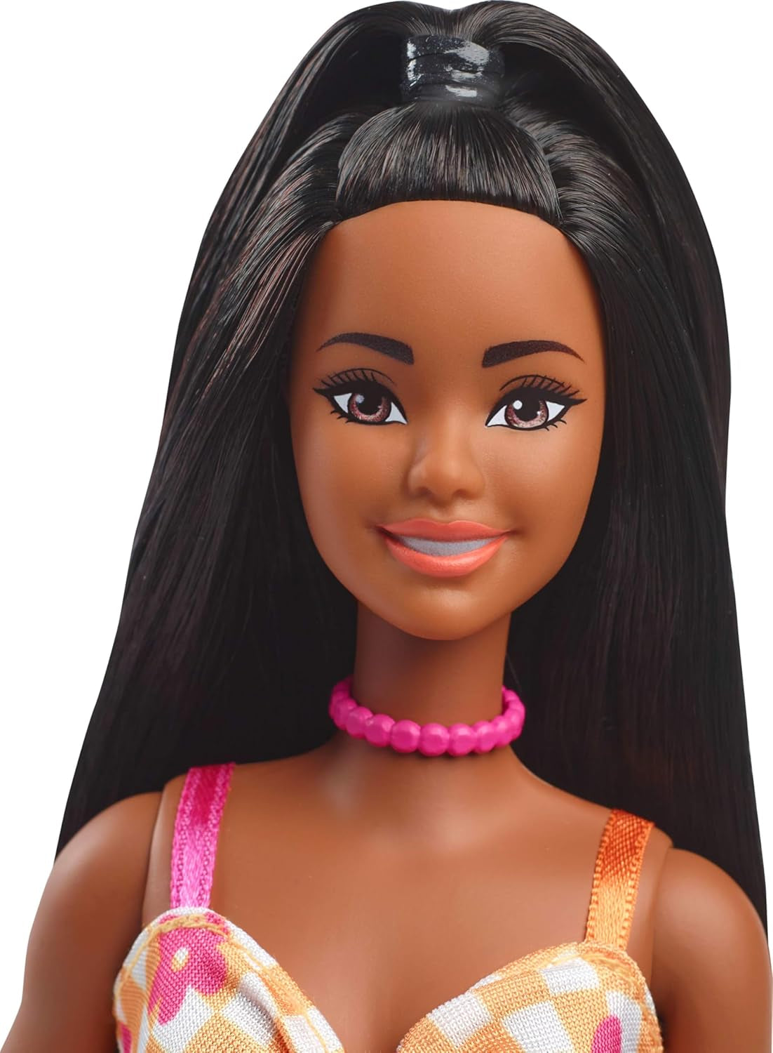 Barbie Fashionistas docka nr. 233 med svart hår, orange rutig midiklänning med rosa blommor, halsband och sandaler, HYT91
