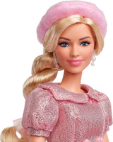 Barbie Filmen baserad på filmen Margot Robbie som Barbie samlarfigur i rosa blus och tyllkjol med stiliserad frisyr och matchande smycken JBJ53