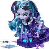 Monster High Fearbook Twyla tillbehörsset med dock- och filmklubbtema, collegejacka, examensalbum, brädspel och kakor, HXW31
