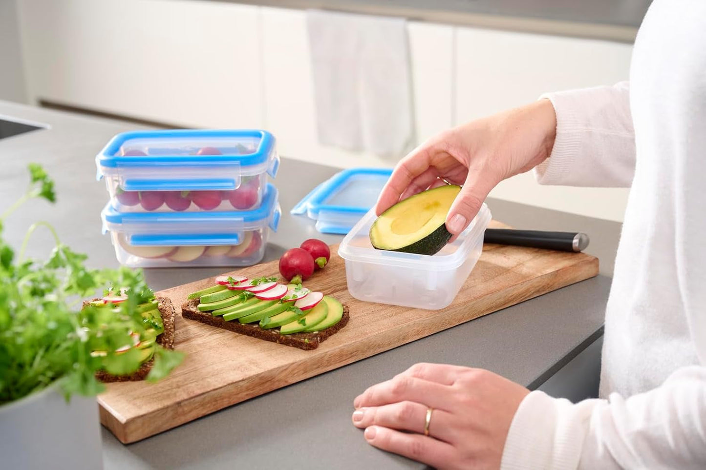 Emsa 508558 Clip & Close matförvaringsbehållare | 3 delar set | 3 x 1 liter | -40 till +100 grader | plast | 100% förseglad | specialförsegling för färskhet Naty Shop matförvaringslådor