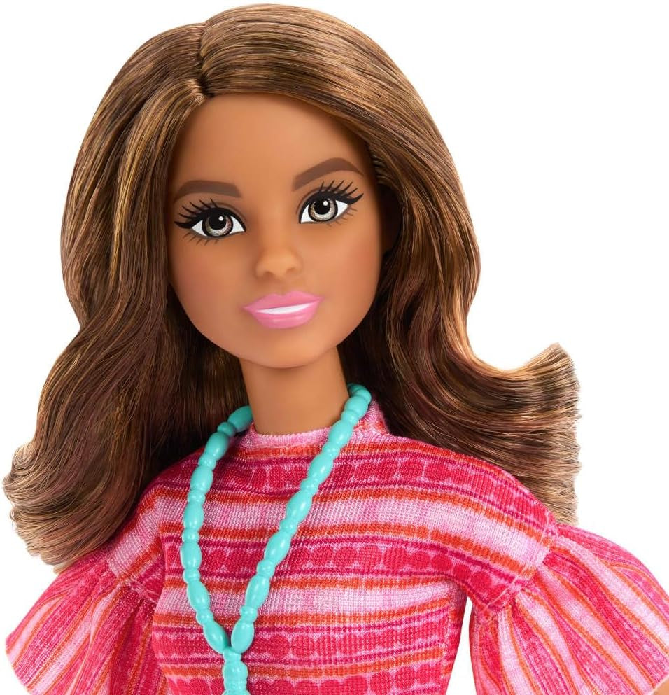 Barbie och Teresa Rezept für Freundschaft Teresa-Modepuppe med unverkennbarem Outfit till An- och Ausziehen, med tillbehör inklusive ett halsband, JCT02