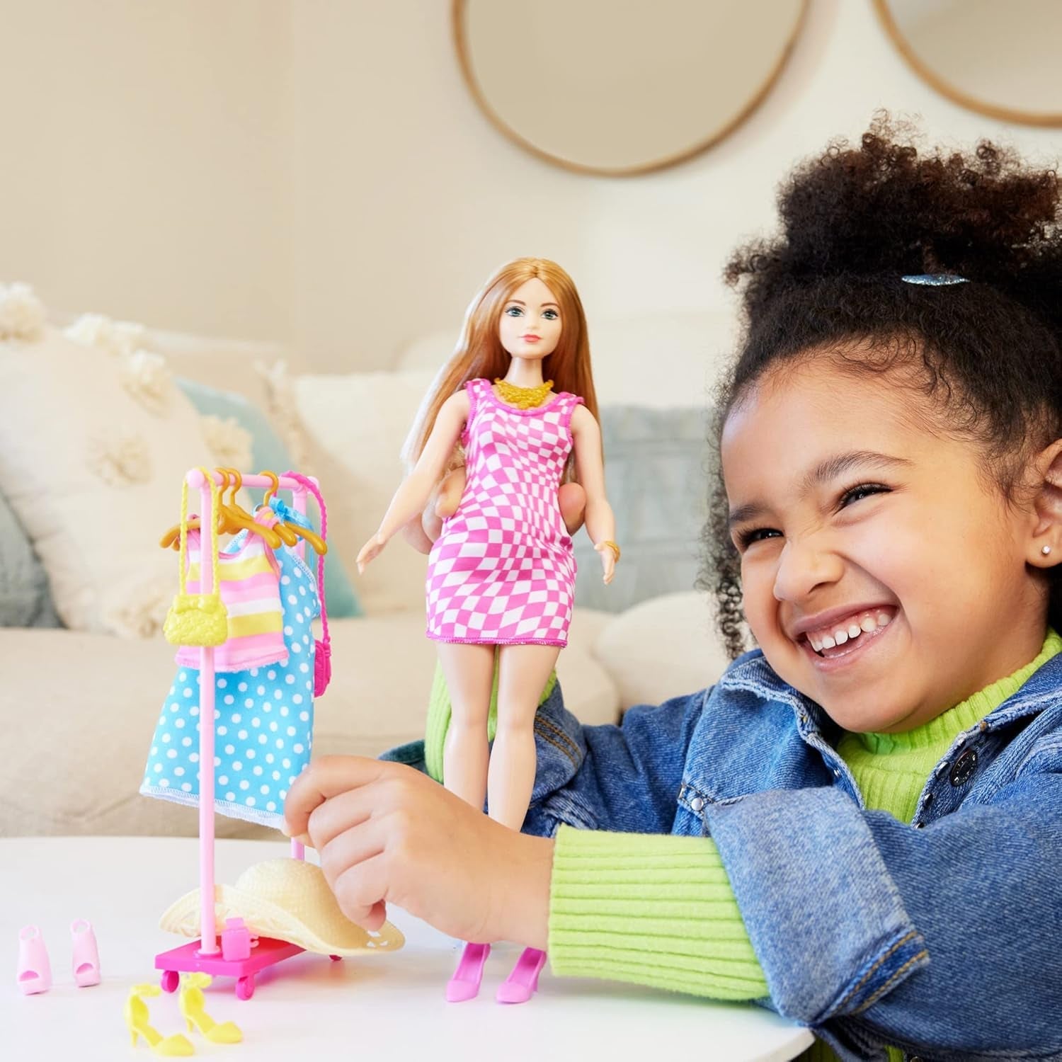 Barbie-modedockor och garderobsset med kläder, accessoarer och salongsmöbler, långvarigt frisörnöje för barn från 3 år och uppåt, HPL78