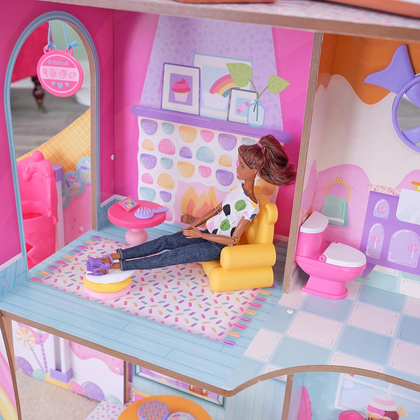 KidKraft Dollhouse i trä Godisborg med möbler och tillbehör, figurhus för enhörningslama, hiss med glassstrutar och gummybjörnstol för dockor, leksak för åldrarna 3 och uppåt, 20242