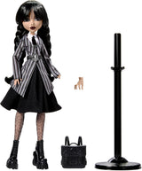 Monster High onsdagsdocka och tillbehör onsdag Addams samlarfigur i Nevermore Academy Uniform med iskall hand och ryggsäck dockställ HXJ04 Naty Shop Dolls