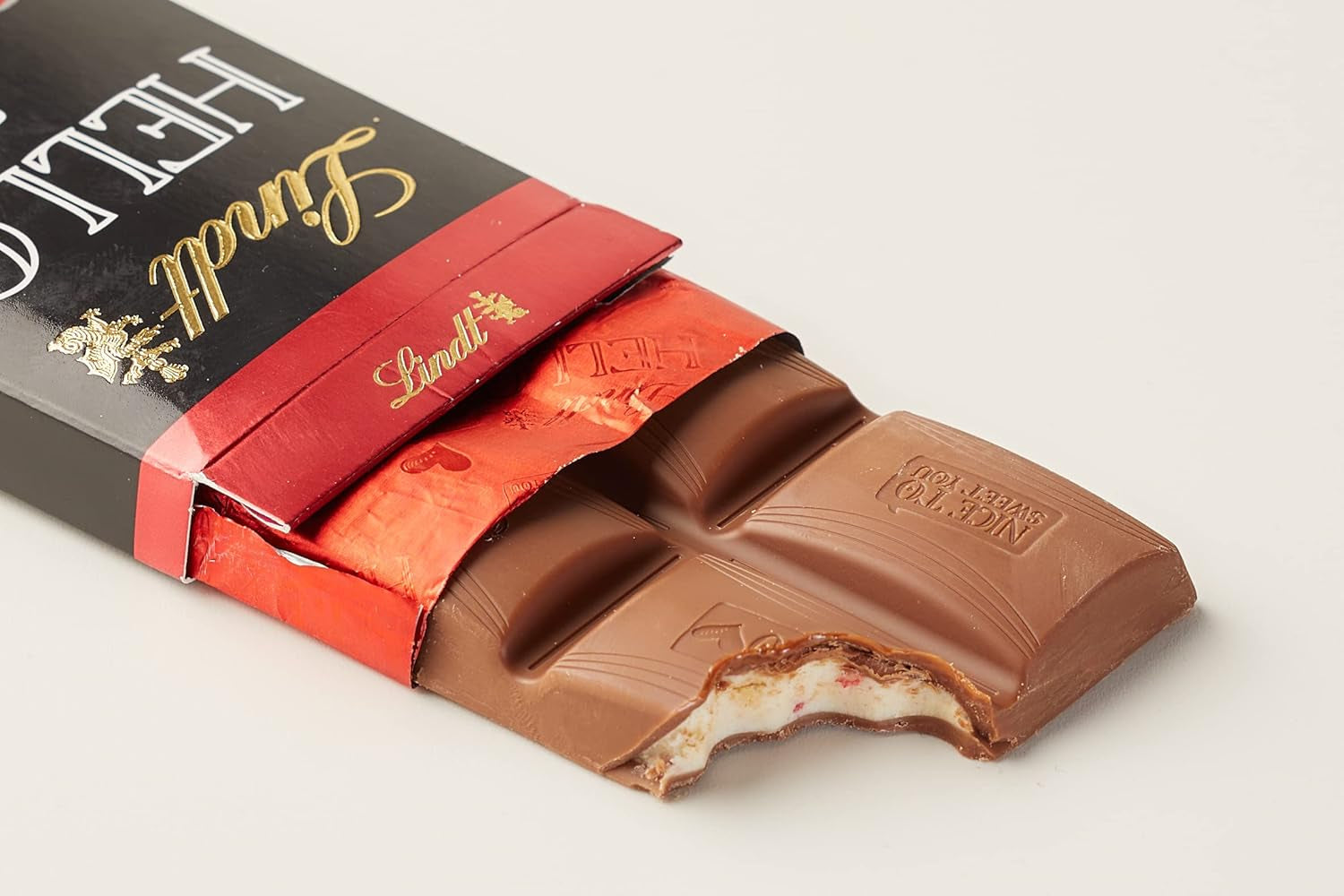 Lindt HEJ Strawberry Chocolate Cheesecake | Bar 100g | Mjölkchoklad med jordgubbskvarg gräddfyllning | Chokladkaka | Chokladpresent (paket med 5)