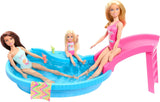Barbiedocka och tillbehör - pool med rutschkana och tillbehör för timmar av nöje i solen, rosa baddräkt med tropisk design, för barn från 3 år och uppåt, HRJ74
