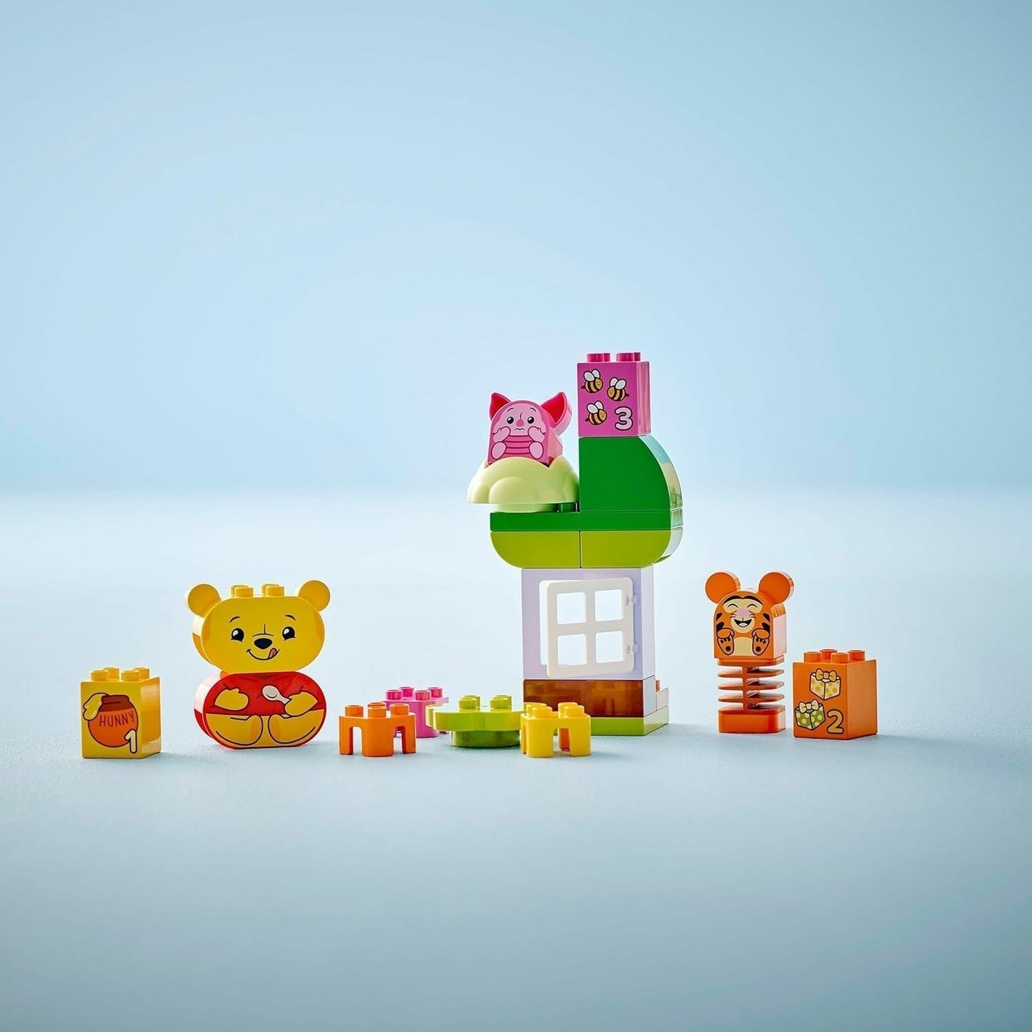 LEGO DUPLO - Disney Nalle Puhs födelsedagsfest - pedagogisk leksak för förskolebarn - set med 3 minifigurer inklusive Nalle Puh, Tiggen och Nasse - presentidé för pojkar och flickor från 1,5 år 10457 Beuche byggset i LEGO-Store