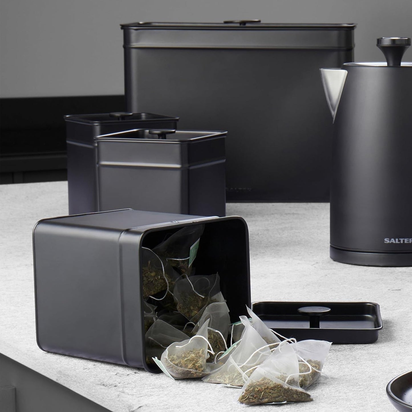 Salter BW12614EU7 Kuro förvaringslådor set - 4 köksbehållare Bröd/te/kaffe/socker Fyrkantiga förvaringslådor Lätt att rengöra Håll maten fräsch Svart matförvaringslådor Naty Shop