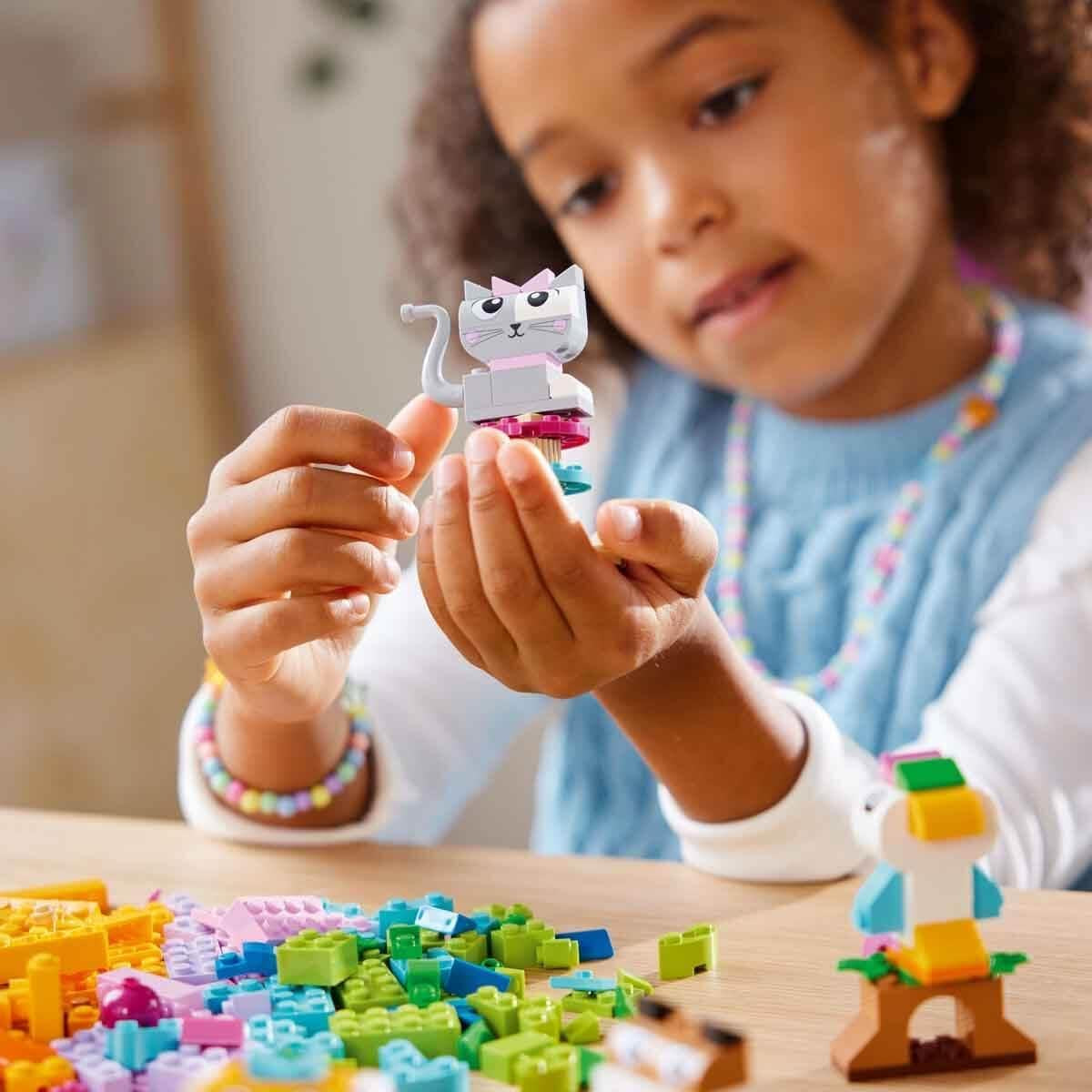 LEGO Classic Creative Animals, låda med färgglada klossar, bygg tegeldjursfigurer som hund, katt, kanin, hamster och fågel, byggleksak för pojkar och flickor från 5 år 11034 Byggset Besuche den LEGO-Store