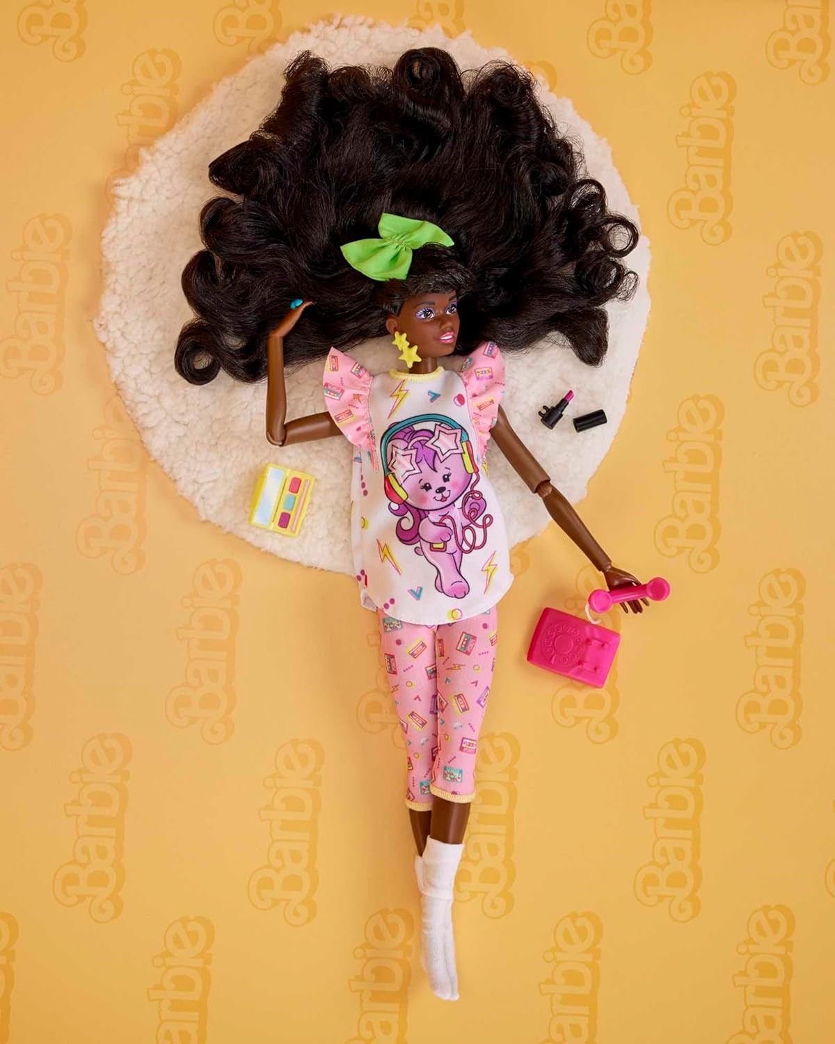 Barbie Rewind - Nostalgisk samlarfigur i 80-talsstil med vackert hår och kläder, inkluderar TV, popcorn och telefon, för fans och samlare, HJX19