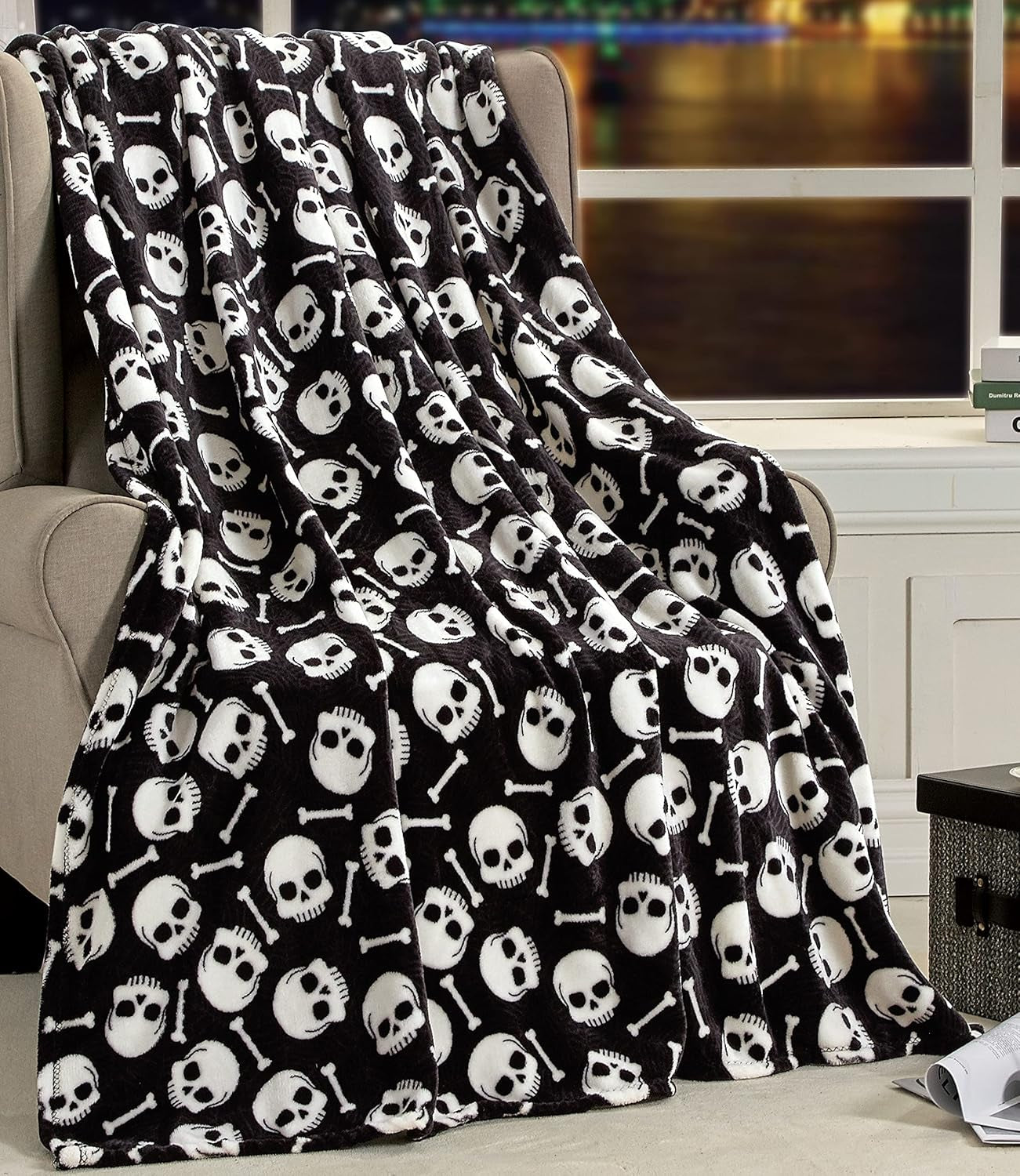 Elegant Comfort Lätt halloween-temafilt, mjuk, mysig och plysch, perfekt för att koppla av under denna spöklika säsong, 127 X 152,4 cm, Skull and Bones sängar och överdrag Elegant Comfort Skull Bone 50 X 60