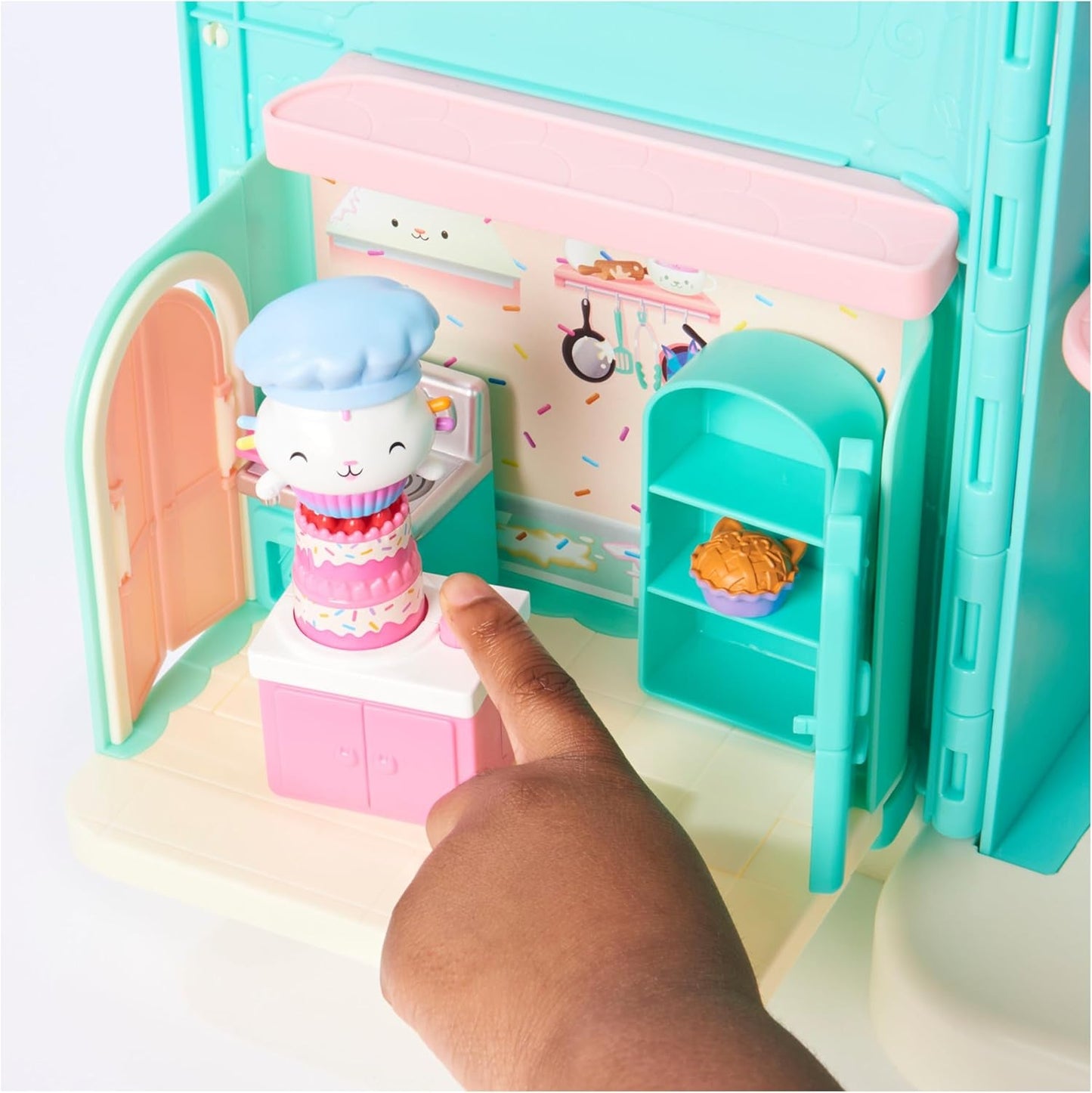 GABBY'S DREAMWORKS DOLLS HOUSE - Deluxe Room, Cakey Confectionery, Kuchi Kitchen (rumänska: Cakey), 3 möbler och 2 överraskningslådor med tillbehör, lämplig för barn från 3 år och uppåt