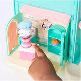 GABBY'S DREAMWORKS DOLLS HOUSE - Deluxe Room, Cakey Confectionery, Kuchi Kitchen (rumänska: Cakey), 3 möbler och 2 överraskningslådor med tillbehör, lämplig för barn från 3 år och uppåt