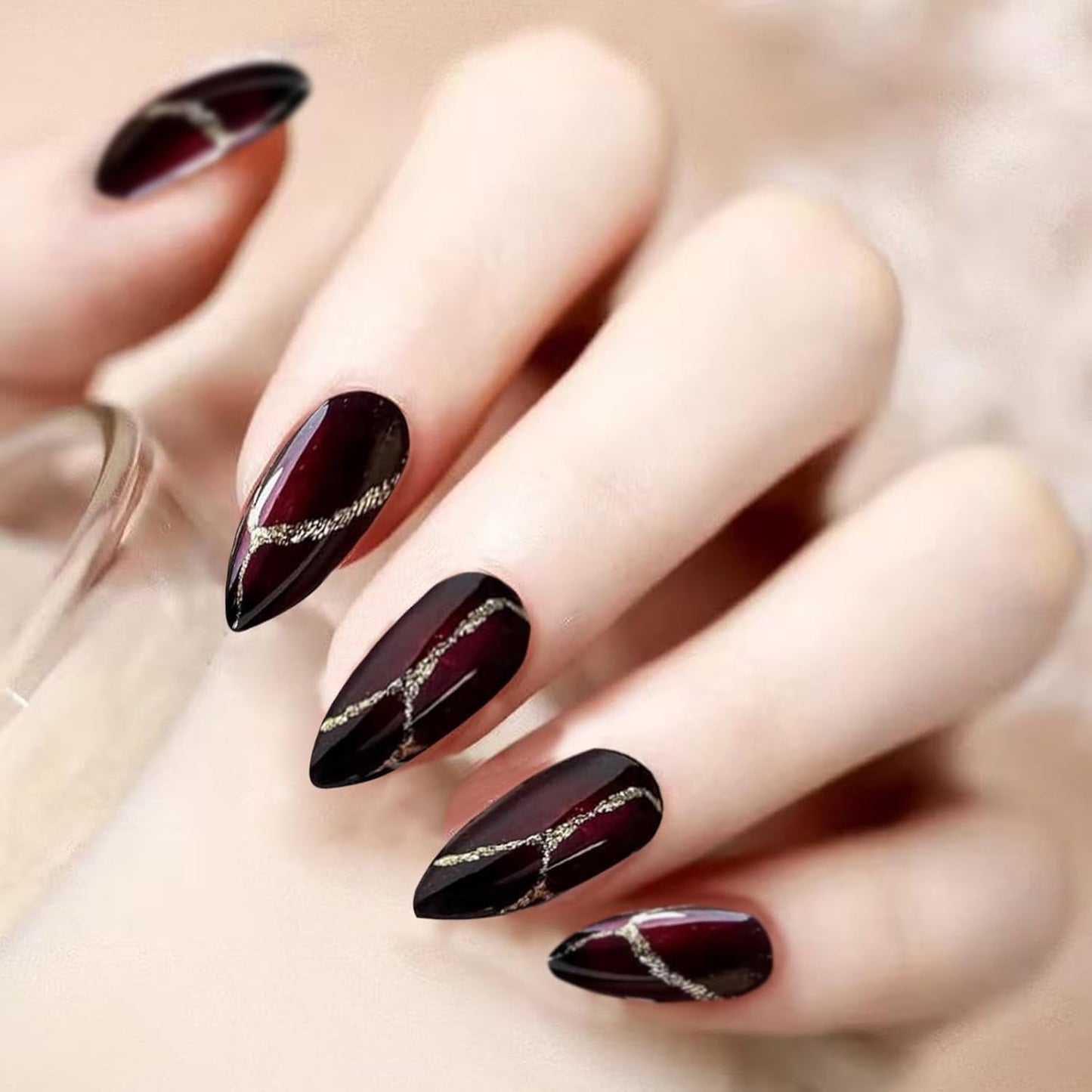24st röda och svarta lösnaglar lim på lösnaglar Lim på naglar Mandelformade nagelspetsar Heltäckande lösnaglar Press On Nails Set Röda och svarta lösnaglar