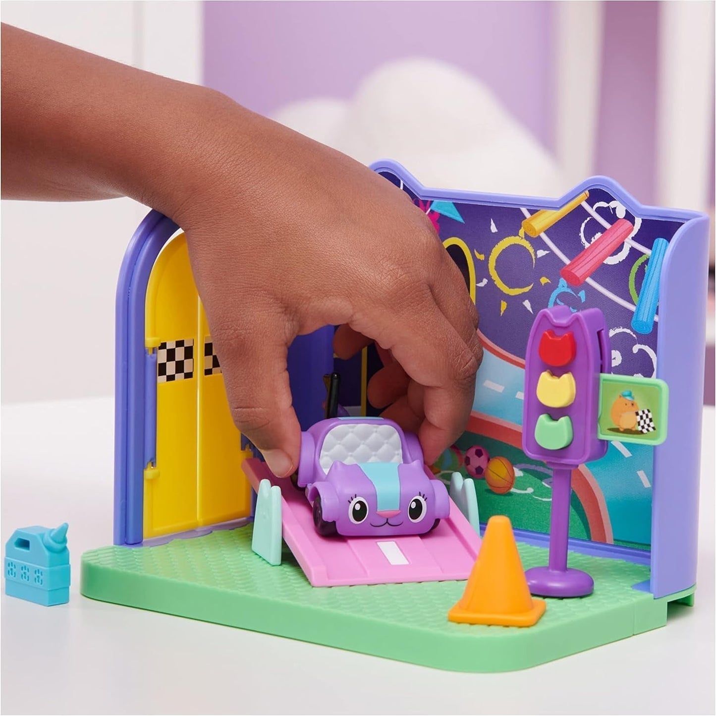 Gabby's Dollhouse Deluxe-rum, Purr-Ific-lekrum, lekrum med Carlita-leksaksbil, 2 möbler och 2 överraskningslådor med tillbehör, lämplig för åldrarna 3+ Naty Shop Dollhouses