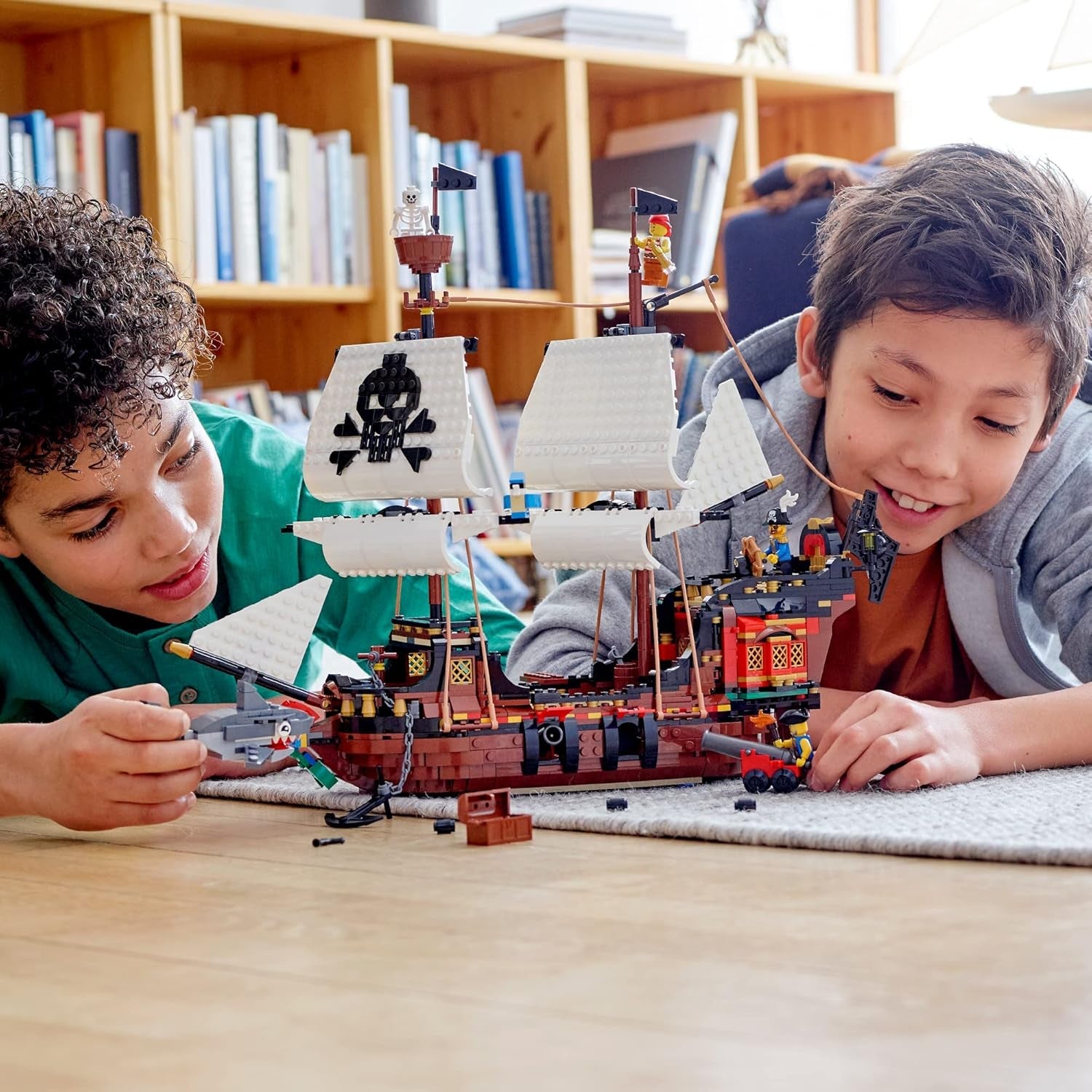 LEGO Creator 3-i-1 piratskeppsset, leksak med 3 byggalternativ, bygg en piratkrog eller skalle Pirate Island, innehåller 3 rollspelsäventyrsminifigurer 31109 Byggset Besuche den LEGO-Store