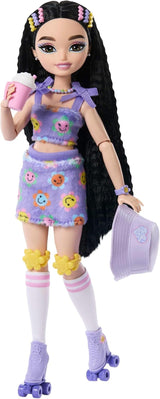 Dream Besties Barbie Doll och tillbehör, Mode Barbie Renee Doll med rullskridskor och svart hår, 12 tillbehör med teman med videor och mat, JFX99