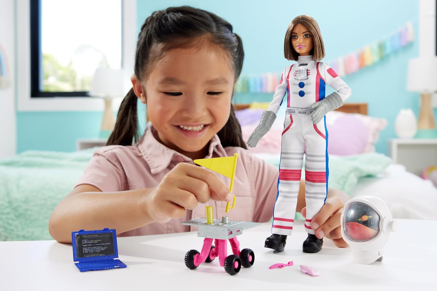 Barbiedocka för 65 år och 10 tillbehör, Astronautset för brunettdockor, Rover med hjul, rymdhjälm med byte av visir och mer, HRG45
