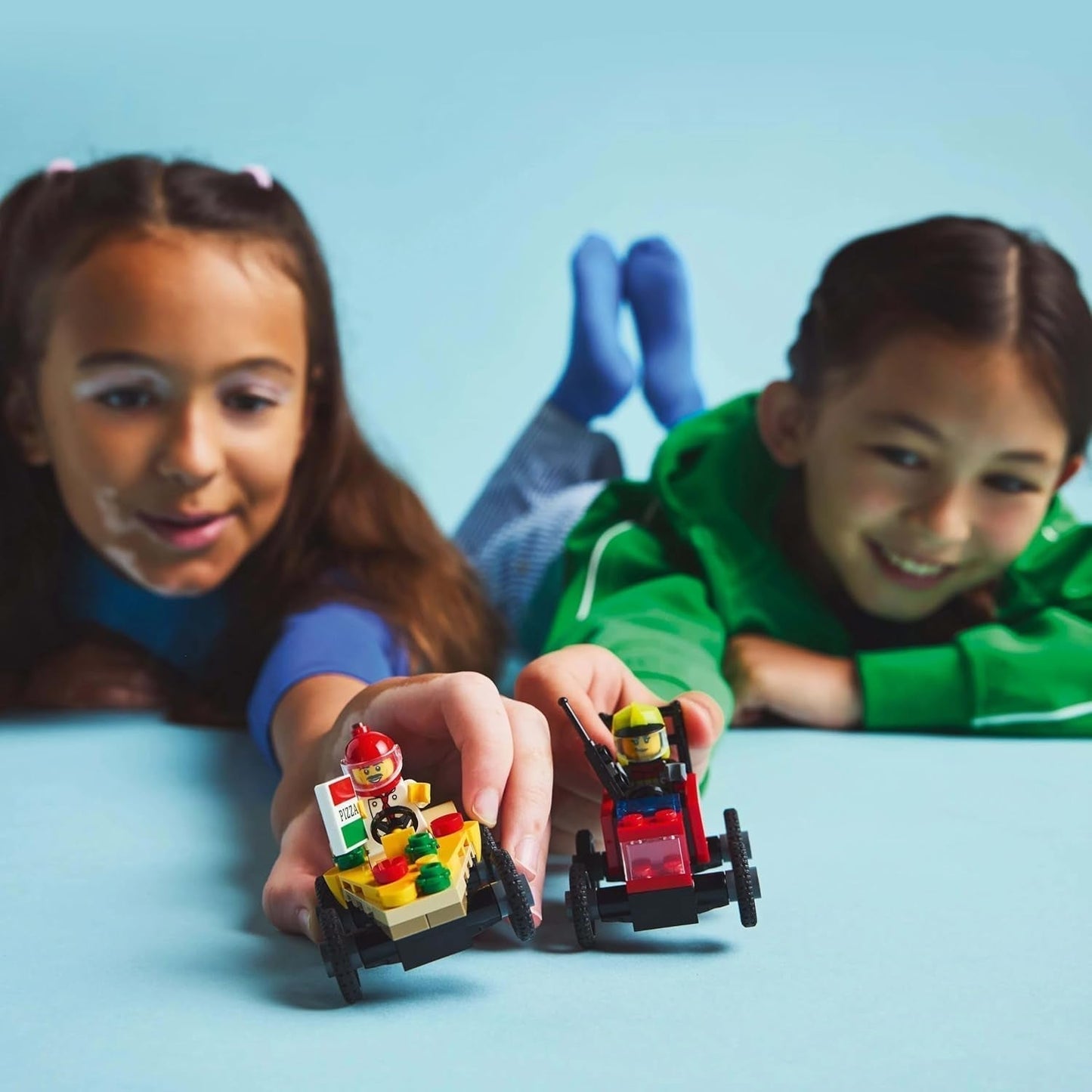LEGO City Pizza Delivery Van Vs. Pizzabil - Tvållåda leksak för flickor och pojkar från 5 år - Byggset med 2 förarminifigurer - Födelsedags- och semesterpresent 60458 Byggset Besuche den LEGO-Store