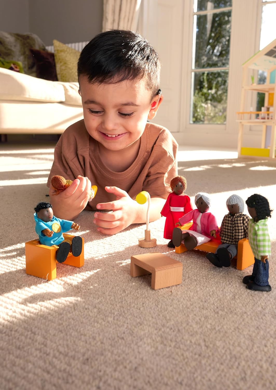 Hape Doll Family - 6 delar mörkt läder dockhustillbehör set med trä- och tygfigurer, låtsaslek, pedagogisk leksak, interaktiv inlärningsleksak för barn från 3 år och uppåt