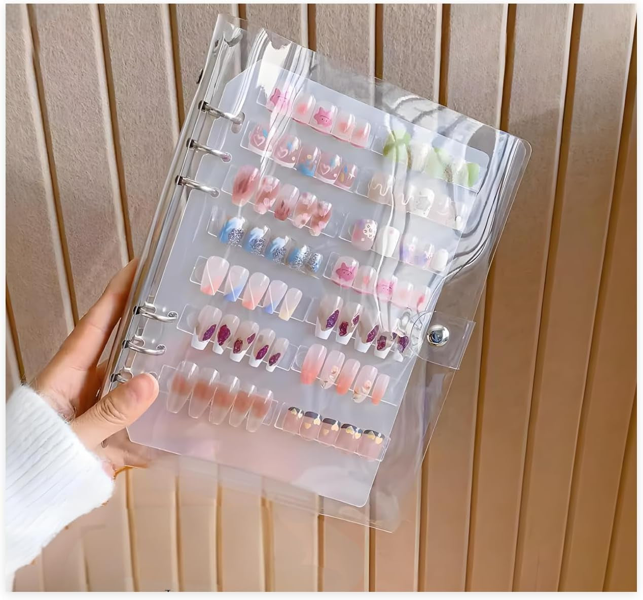 A5 Nail Organizer Set med klammerförslutning och avtagbara ark - Robust genomskinlig låda + 6 självhäftande kuddar och löstagbar konstgjord/häftande nagelförvaringsbok - Idealisk för förvaring, presentation