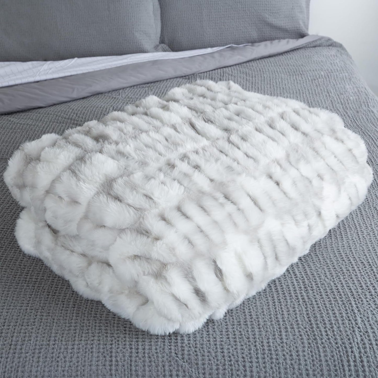 Lavish Home Oversized Gerüschte fuskpälsfilt, 152,4 X 203,2 cm, jacquard fuskpäls, queen size-säng för sängar och soffor, grå sängar och filtar Lavish Home