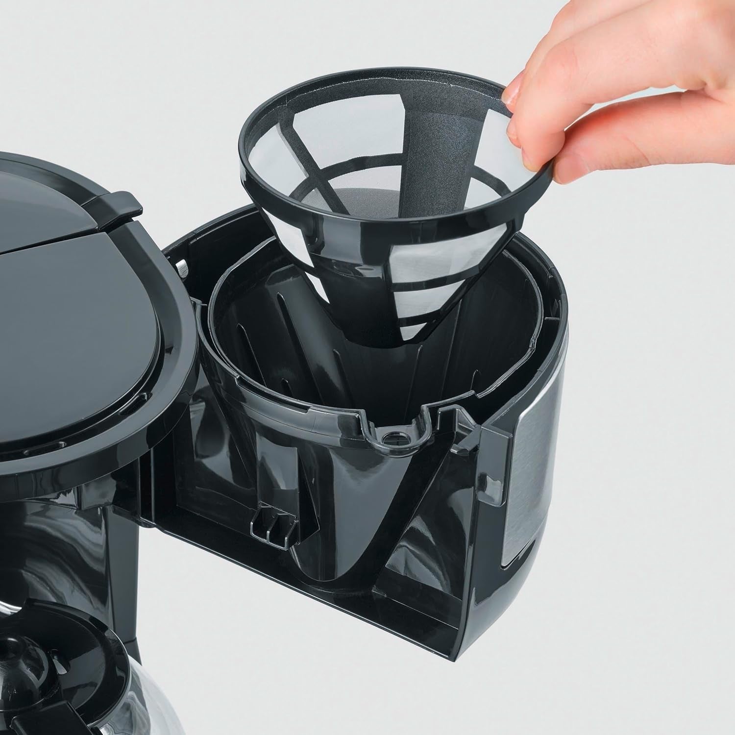 SEVERIN kompakt espressomaskin, aromatiskt kaffe med kaffemaskin för upp till 4 koppar, espressomaskin med filter och permanent oscillerande filter, rostfritt stål/svart, KA 4808