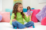Barbie Fashionistas docka nr. 206 - Vågigt hår och fräknar - Modern regnbågsmarmorklänning, axelväska och gröna skor - för 3 år och uppåt, HJT03