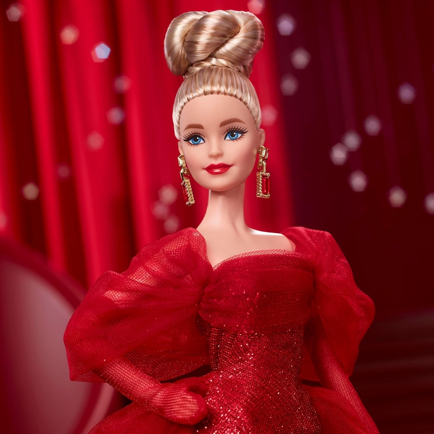 Barbie signaturdocka 80-årsjubileum Mattel samlarfigur i gnistrande röd tyllklänning med droppvis örhängen och ömtåliga handskar Blont hår JBJ17