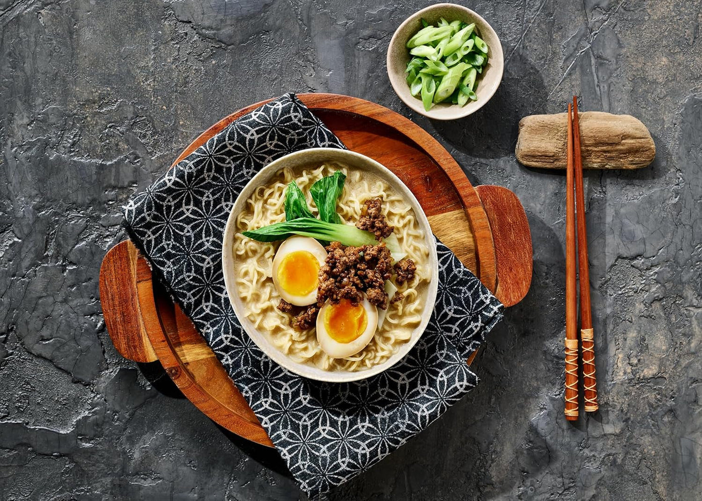 Nissin Demae Ramen - Kryddigt nötkött 10-pack snabbnudlar i japansk stil med nötköttsmak och asiatiska kryddor Snabbt och enkelt att tillaga asiatisk mat (10 x 100 g)