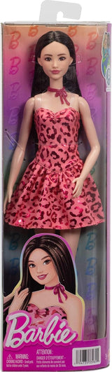 Barbie Fashionistas docka nr. 246 i en rosa axelbandslös leopardmönstrad klänning med svart hår och accessoarer som ett rosetthalsband och stövlar, JJN59