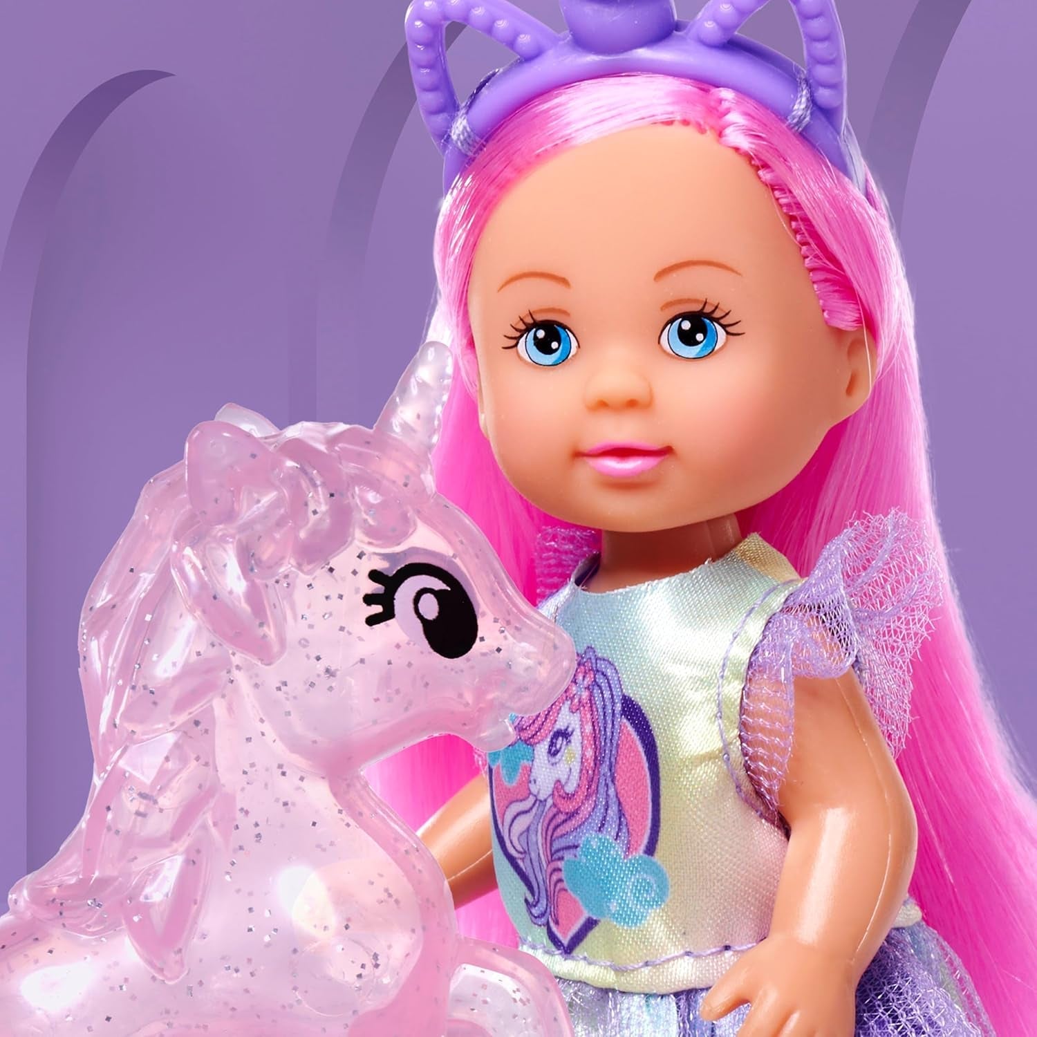 Simba Evi Love Unicorn Play Doll bär en söt enhörningsklänning med matchande pannband, inklusive en enhörning med stall, äpplen och en dricksflaska, 12 cm, i åldern 3+