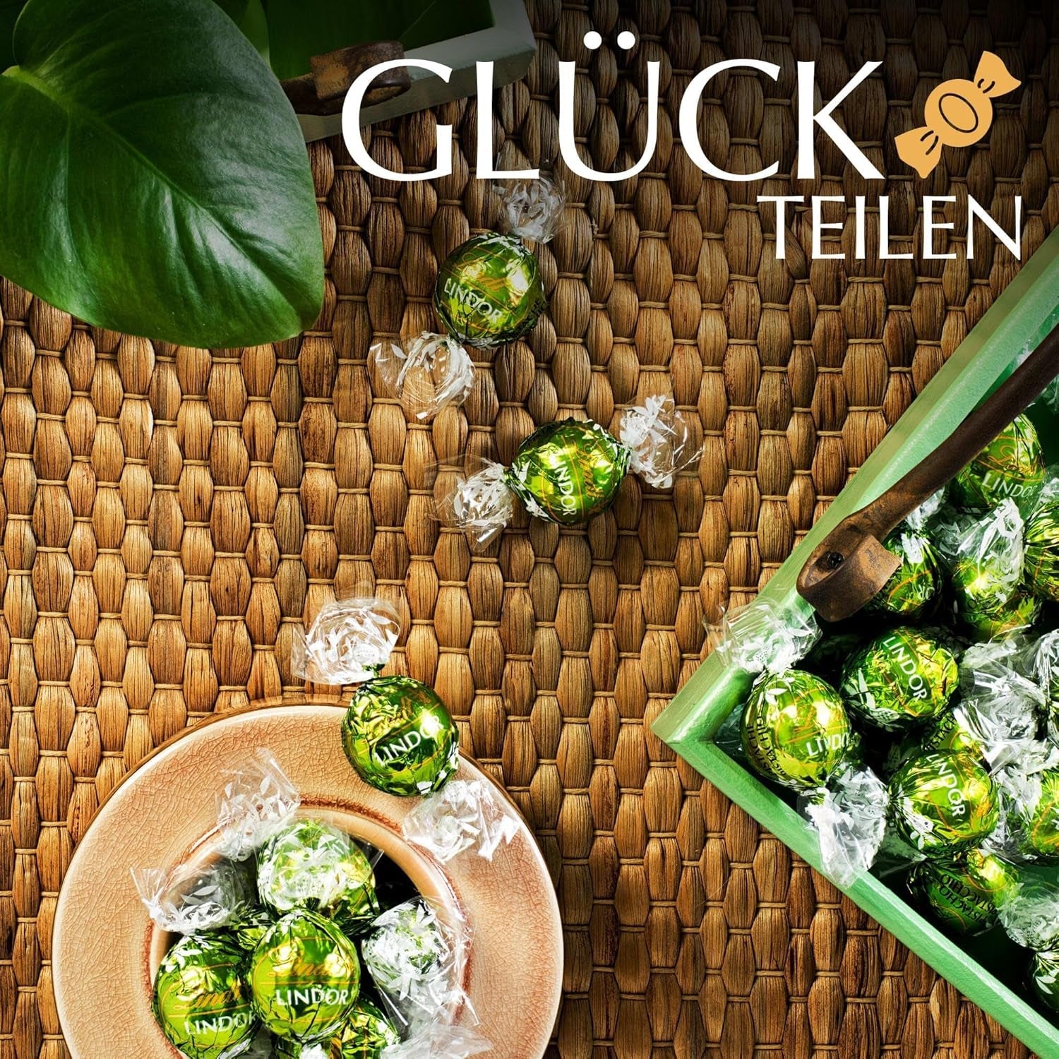 Lindt LINDOR Choklad med pistage | 1 kg återförslutningsbar påse | ca. 80 Mjölkchokladbollar med Smält-i-munnen pistagegräddefyllning | Bulkpaket, pralinpresent