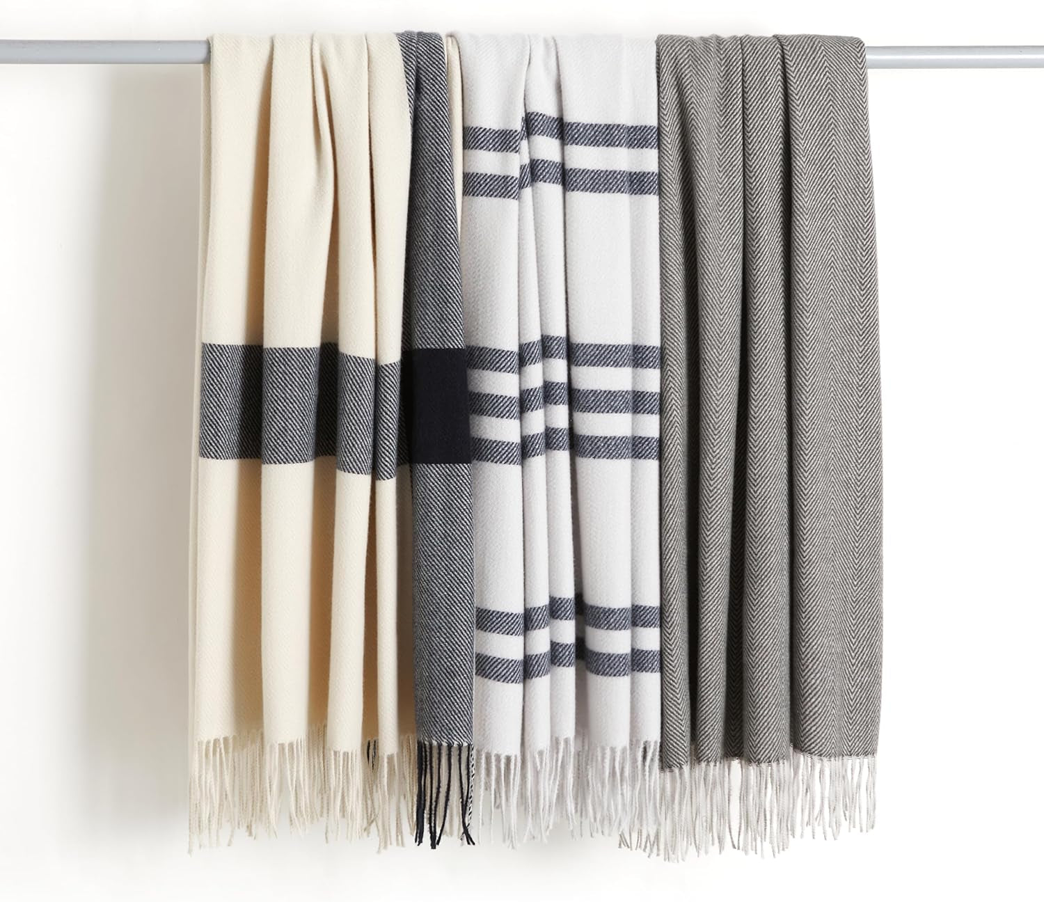 Amazon Basics Sängfilt, lätt, återvunnen polyester, Rumsinredning Mysig filt, 127 X 152 Cm, elfenbensvit med blått mönster Ruta sängar och filtar Besuche den Amazon Basics-Store